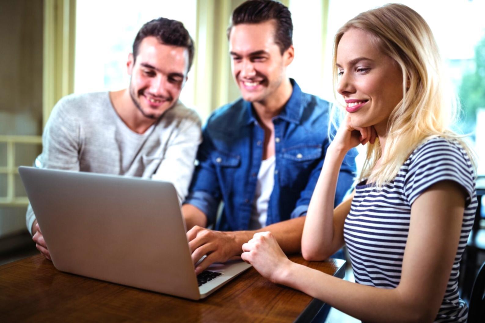 Persona organizando finanzas con calendario digital